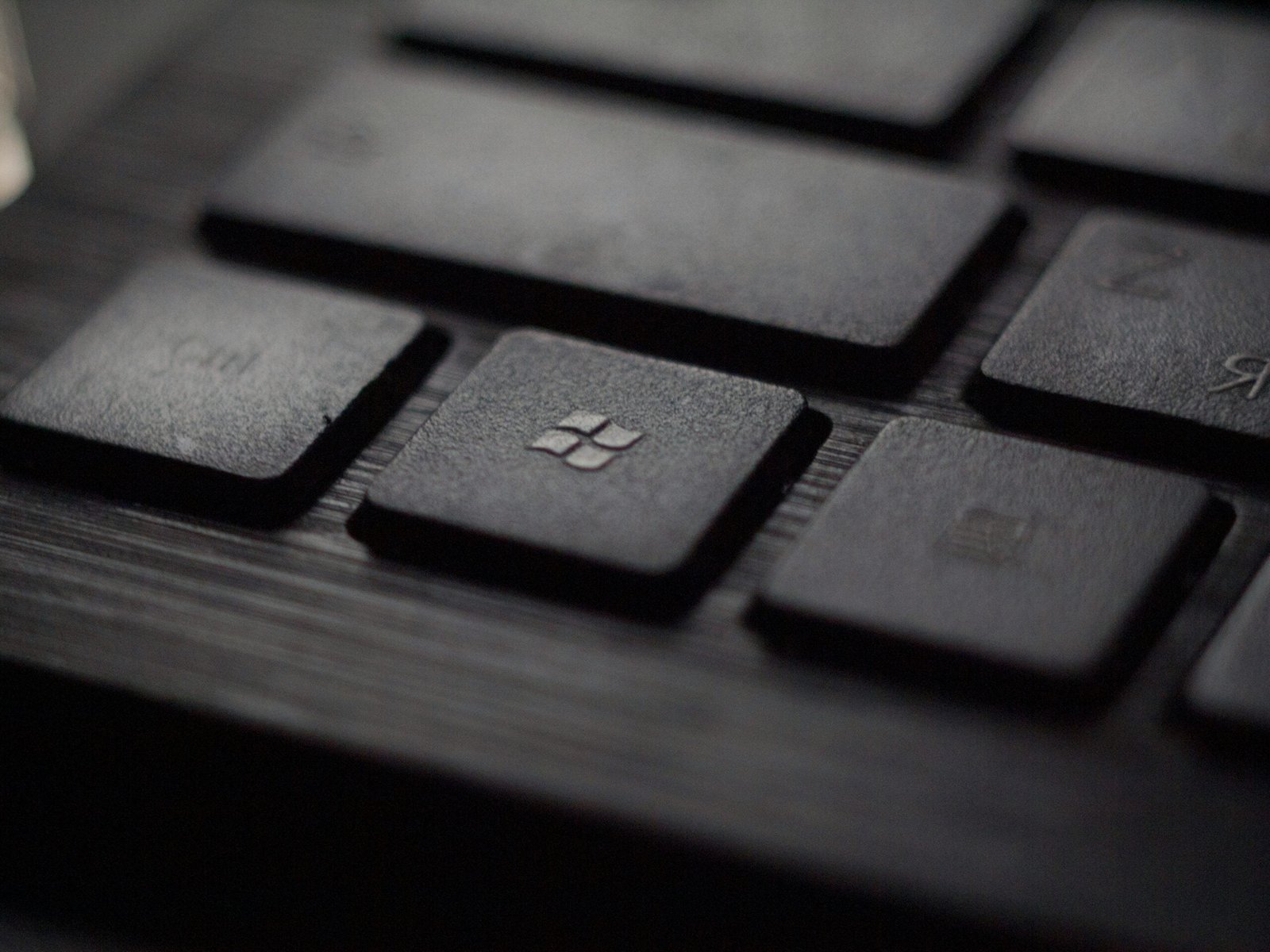 Teclado negro con tecla de ejecución de Windows